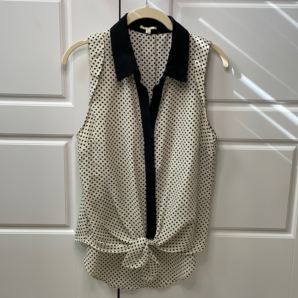 Gianni Bini polka dot sleeveless tie blouse